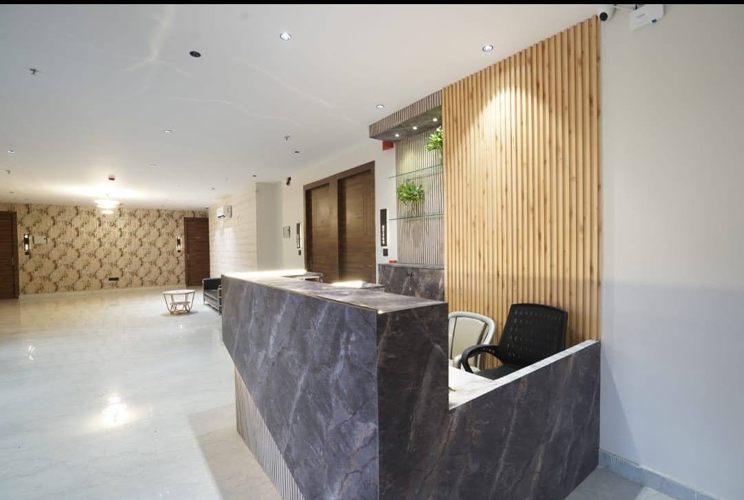 Comfort Inn - Executive Hotel Building & Entrance