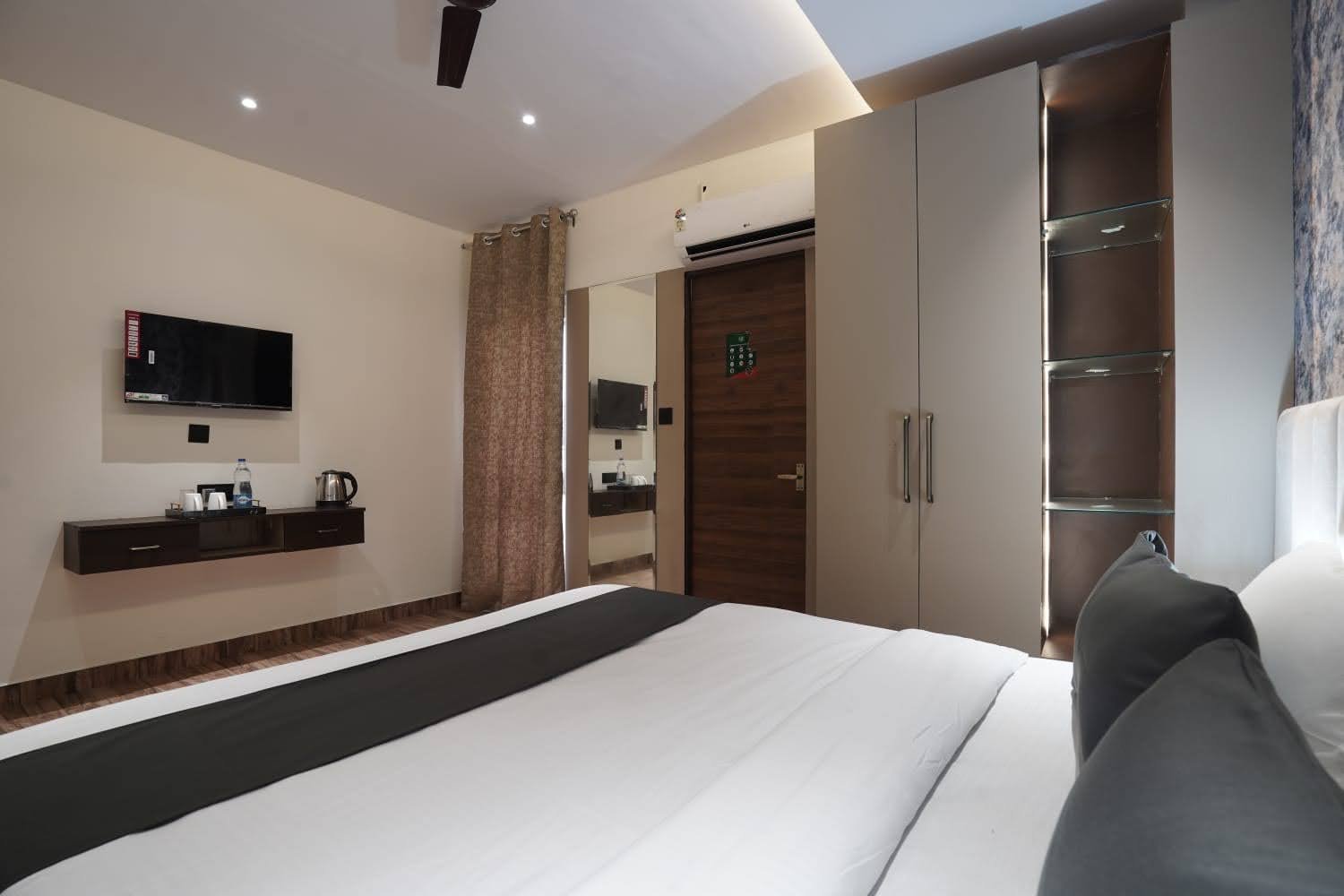 Comfort Inn - Executive Business Suite & Ergonomic Desk
