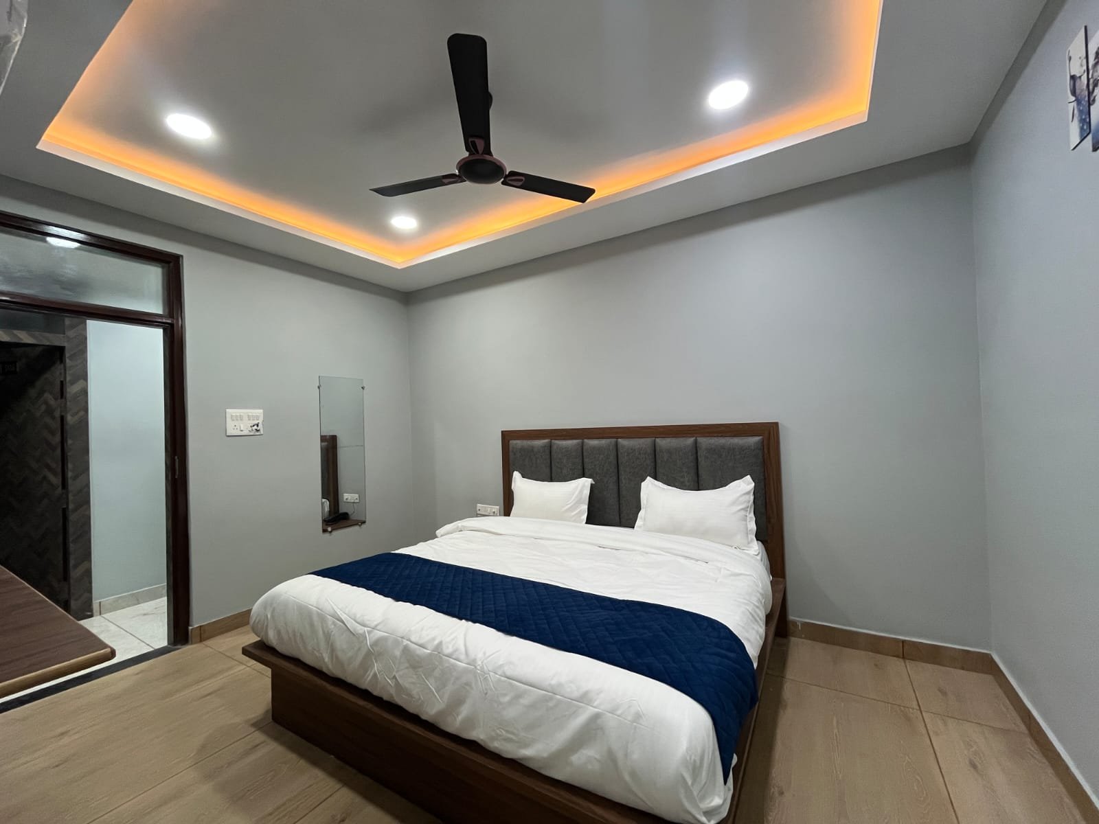 Comfort Zone - Deluxe Room with Designer Window Blinds